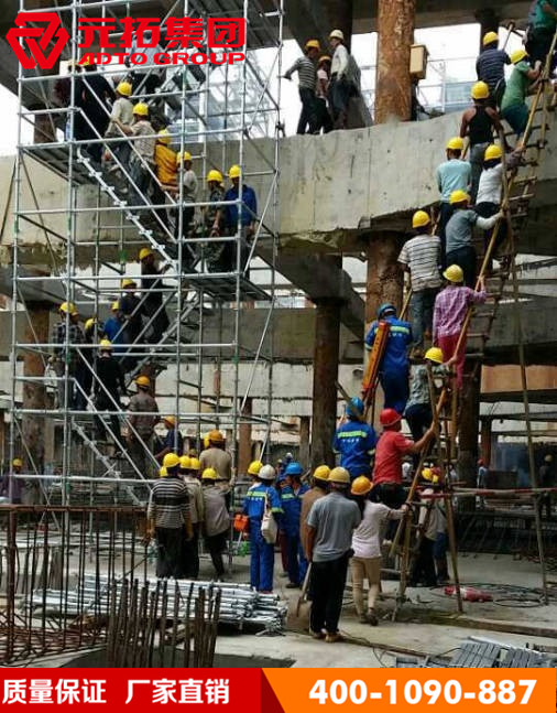 左邊盤扣式腳手架，右邊鋼管扣件式腳手架